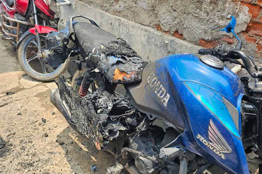 ২১ জুলাইয়ের সভায় না যেতে হুমকি! মারগ্রামে তৃণমূল নেত্রীর বাড়িতে আগুন লাগানোর অভিযোগ