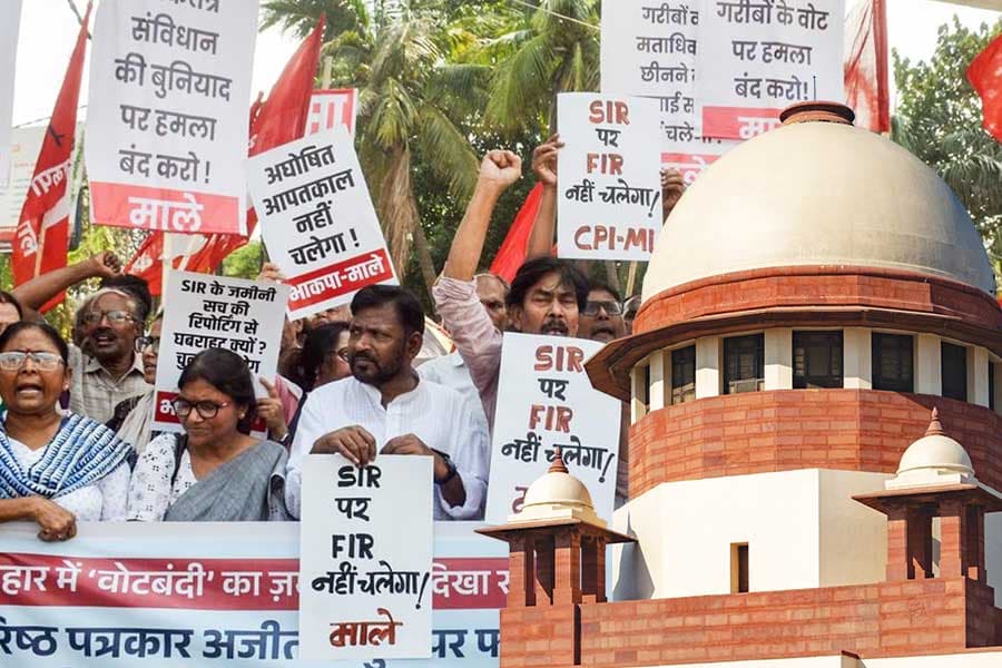 আধার-ভোটার গ্রহণের ‘সুপ্রিম’ পরামর্শে ‘না’, বিহার SIR-এর বিরুদ্ধে মামলা খারিজের দাবি কমিশনের