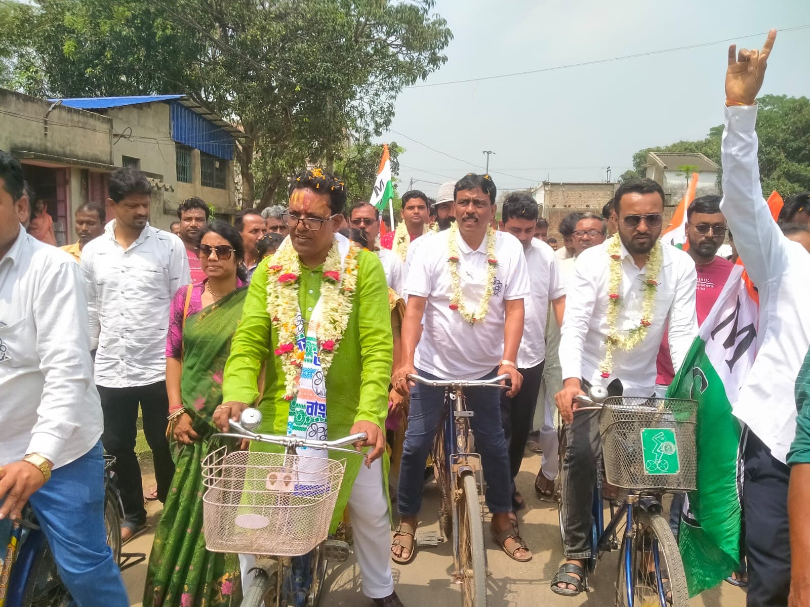 বিজেপির বুলডোজার প্রার্থীর গ্রামে ছুটল তৃণমূলের সবুজ সাথীর সাইকেল