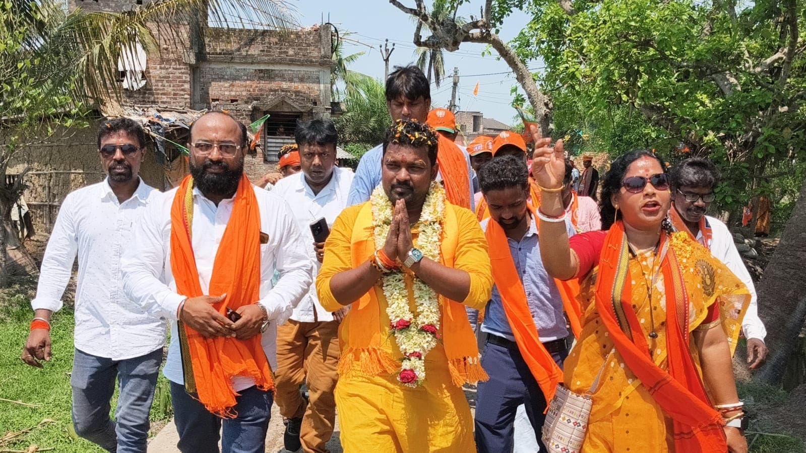 বিজেপি প্রার্থী সুভাষ পাত্রের অভিনব প্রচার