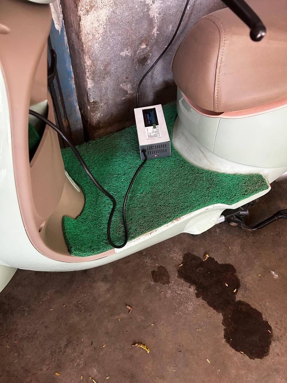 সরকারের বিদ্যুৎ বিলে বাইকে চাপছেন কর্মী